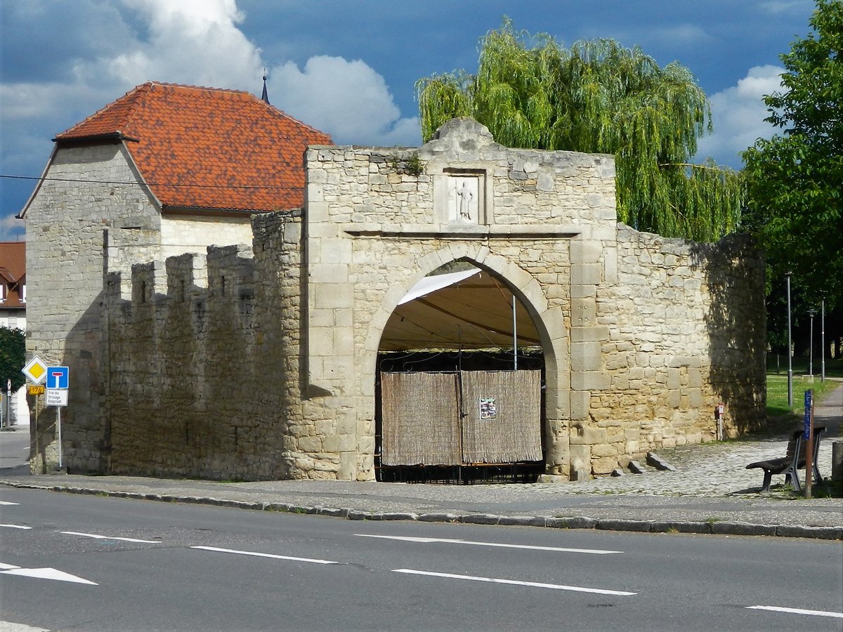 Laucha an der Unstrut: Das sptgotische Obertor und ein Teil der aus dem 15. Jahrhundert stammmenden Stadtmauer. ber der Tordurchfahrt ist das Stadtwappen von Laucha zu sehen. Im Torhaus ist eine Heimatstube eingerichtet. (15.07.2017)