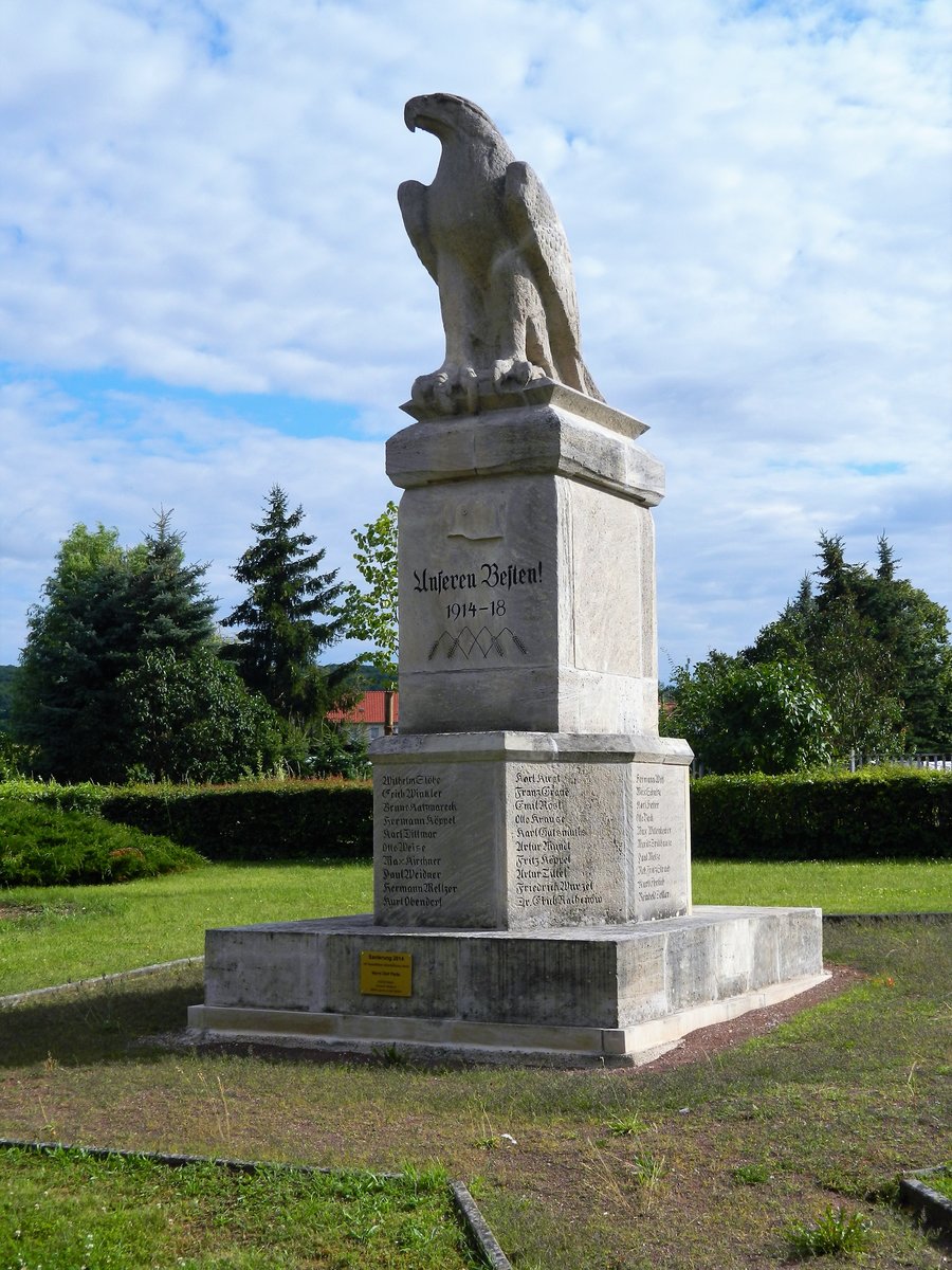 Laucha an der Unstrut - Gefallenendenkmal - zum Gedenken an die Opfer des Ersten Weltkrieges (1914-1918). Im Sockel sind 81 Namen graviert. 