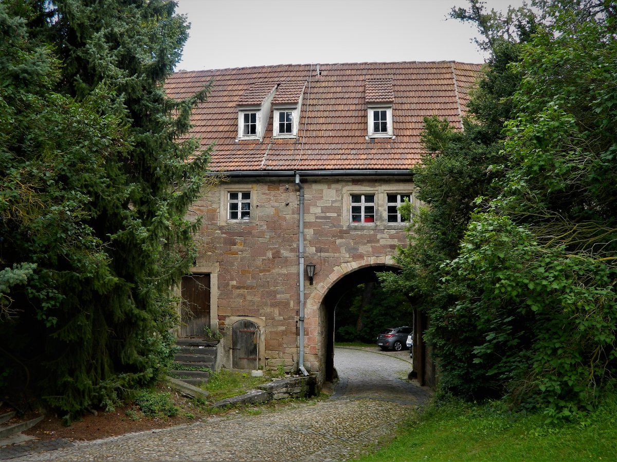 Laucha an der Unstrut, Schlo Burgscheidungen, das sptgotische Torhaus (1667) an der westlichen Vorburg. Blick vom Innenhof. (15.07.2017)