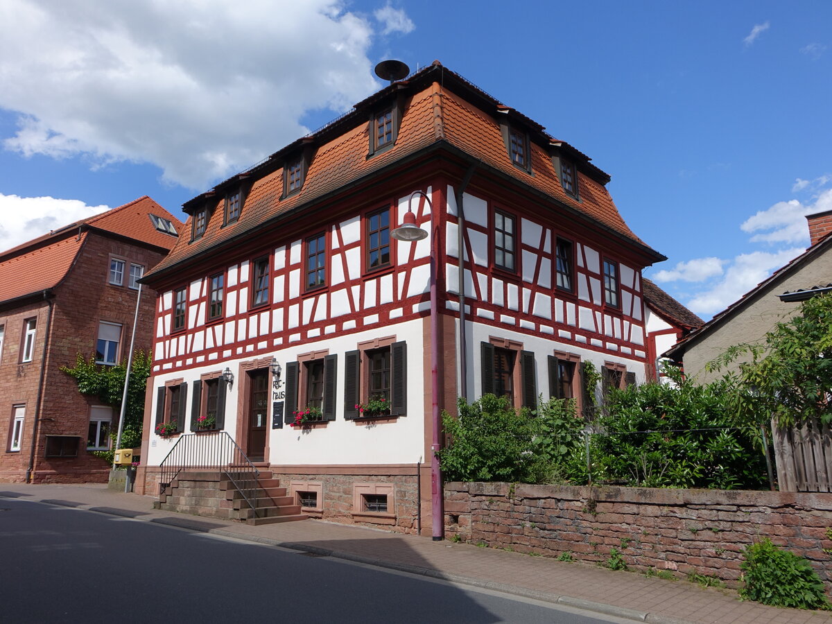 Laudenbach, Rathaus in der Obernburger Strae, zweigeschossiger Mansardwalmdachbau ber hohem Kellersockel mit Fachwerkobergeschoss, erbaut 1803 (08.06.2019)
