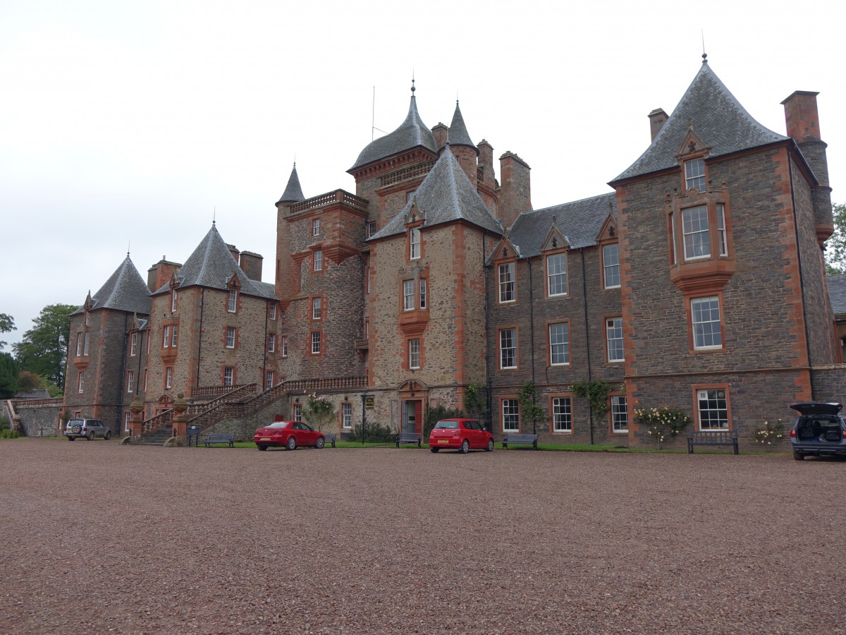 Lauder, Thirlestane Castle, erbaut ab 1595, erweitert 1675 und 1841, Fassade von William Bruce (10.07.2015)