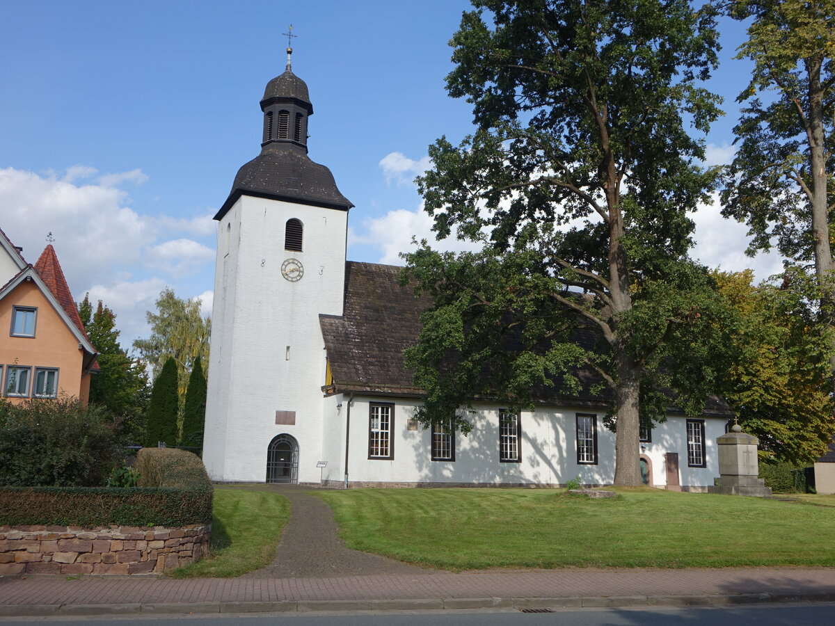 Lauenfrde, evangelische St. Markus Kirche, erbaut 1569, nach Osten erweitert 1664, Kirchturm erbaut 1783 (30.09.2023)