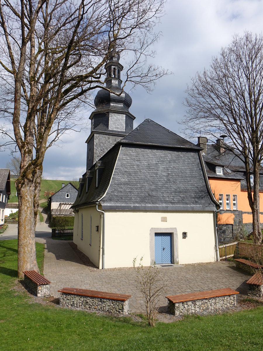 Lauenhain, Ev. St. Franziskus Kirche, Saalbau mit Mansardwalmdach, Chorturm mit welscher Haube, erbaut von 1737 bis 1739 (14.04.2017) 