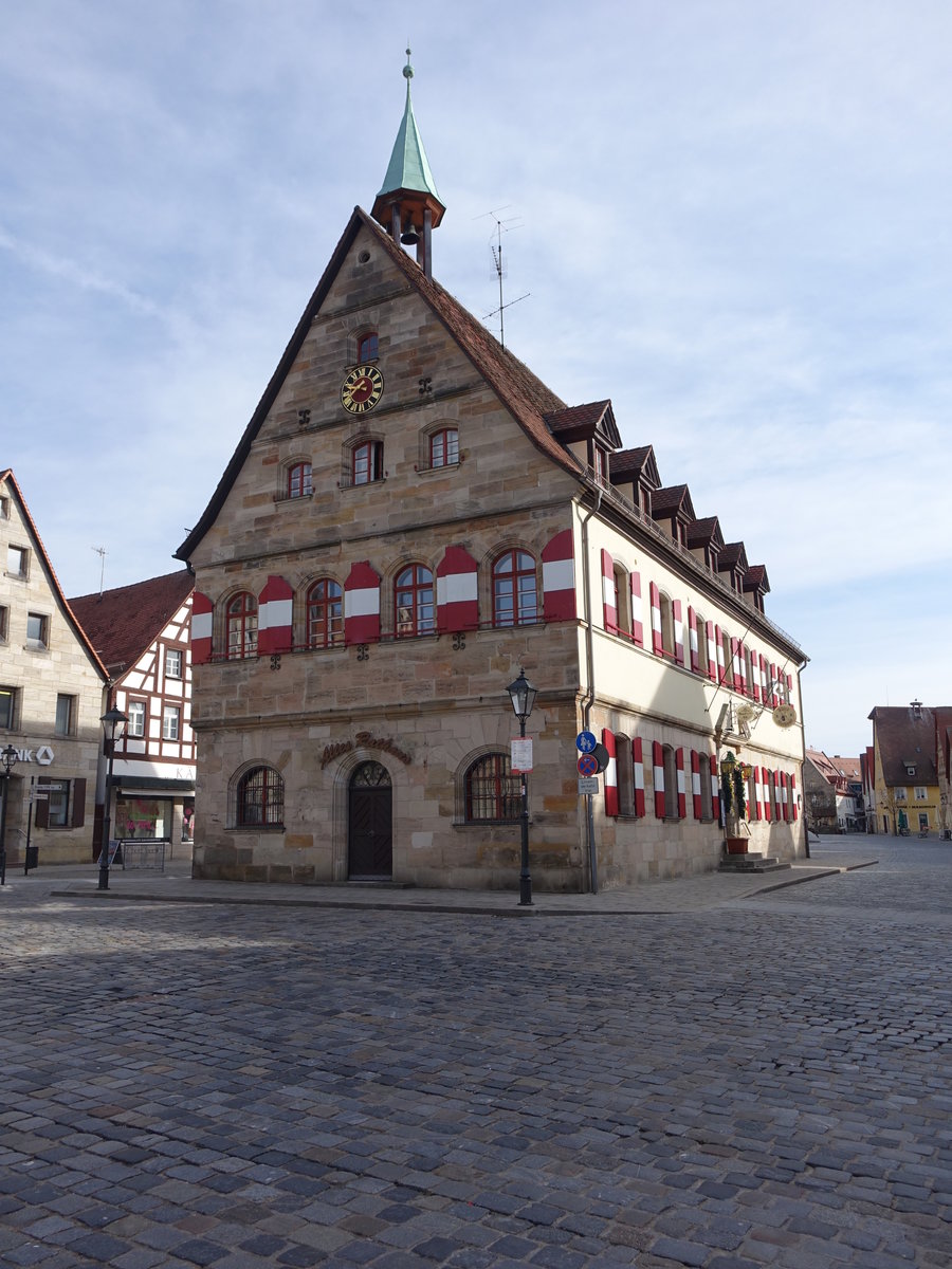 Lauf a. d. Pegnitz, Rathaus am Marktplatz, freistehender langgestreckter zweigeschossiger Sandsteinbau, erbaut 1553 (27.03.2016)