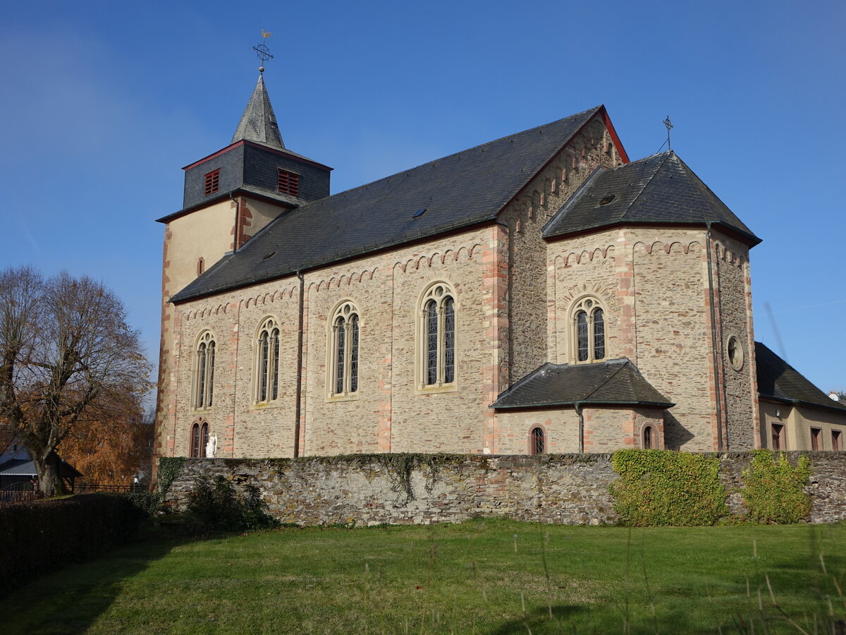 Laufeld, Pfarrkirche St. Willibrord, Westturm 15. Jahrhundert, neuromanischer Saalbau erbaut von1858 bis 1862 (08.11.2025)