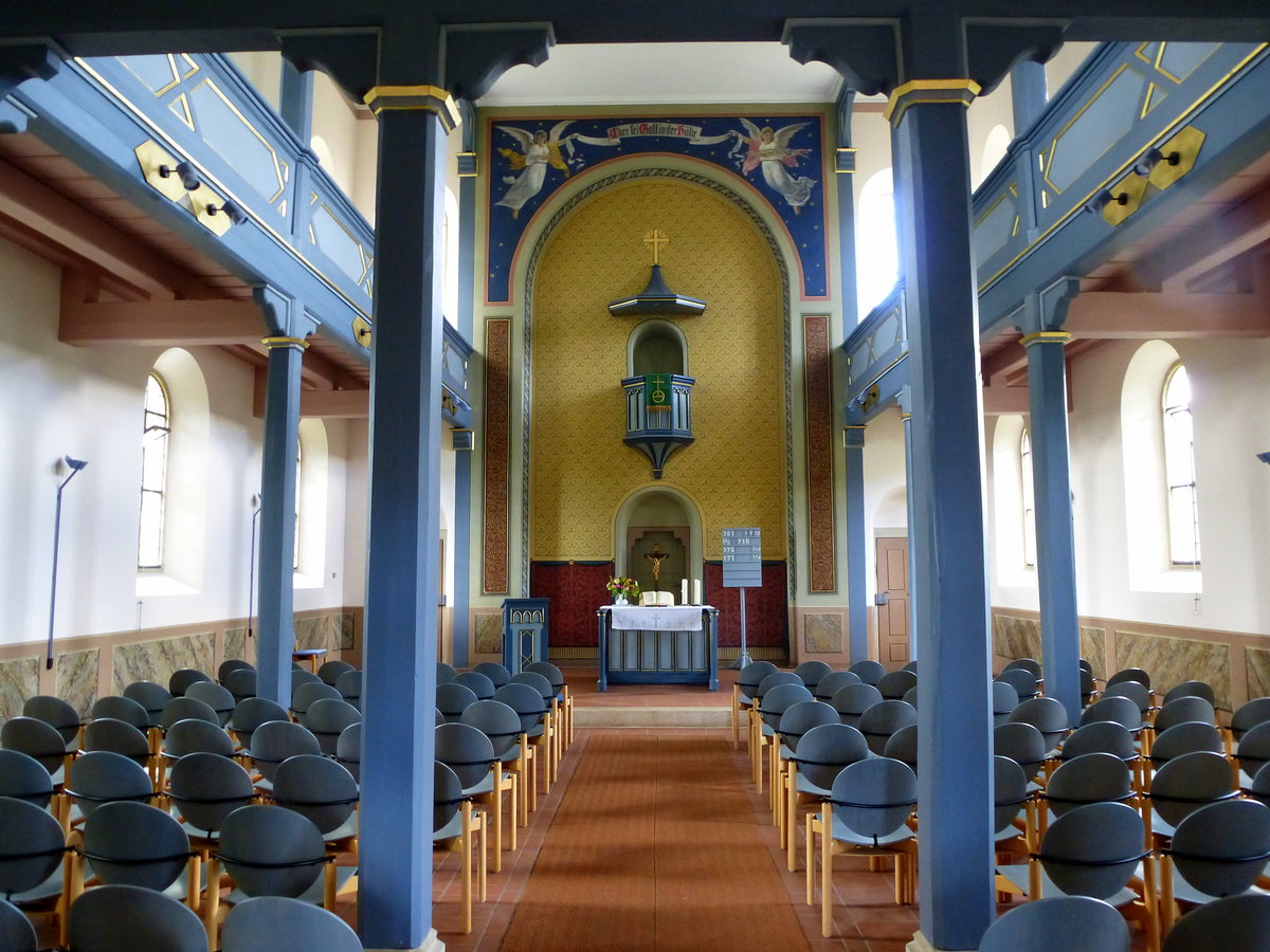 Laufen, Blick in den Innenraum und zum Altar in der St.Johannis-Kirche, Juli 2016