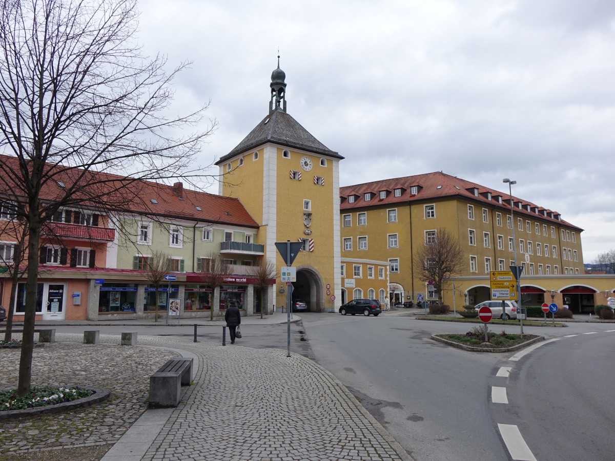 Laufen, Salzburger Tor am Schloplatz, viergeschossiger Turm mit Zeltdach, erbaut im 13. Jahrhundert (15.02.2016)