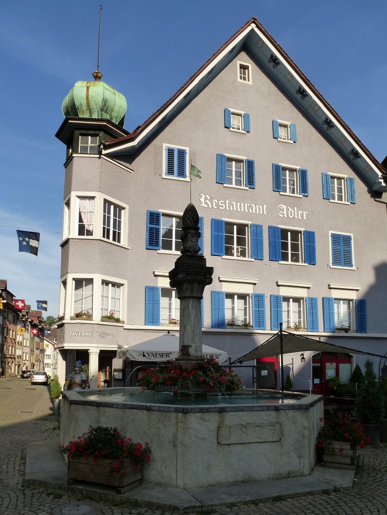 Laufenburg, am Marktplatz steht das Restaurant  Adler  mit dem Marktplatzbrunnen von 1827, Juli 2015