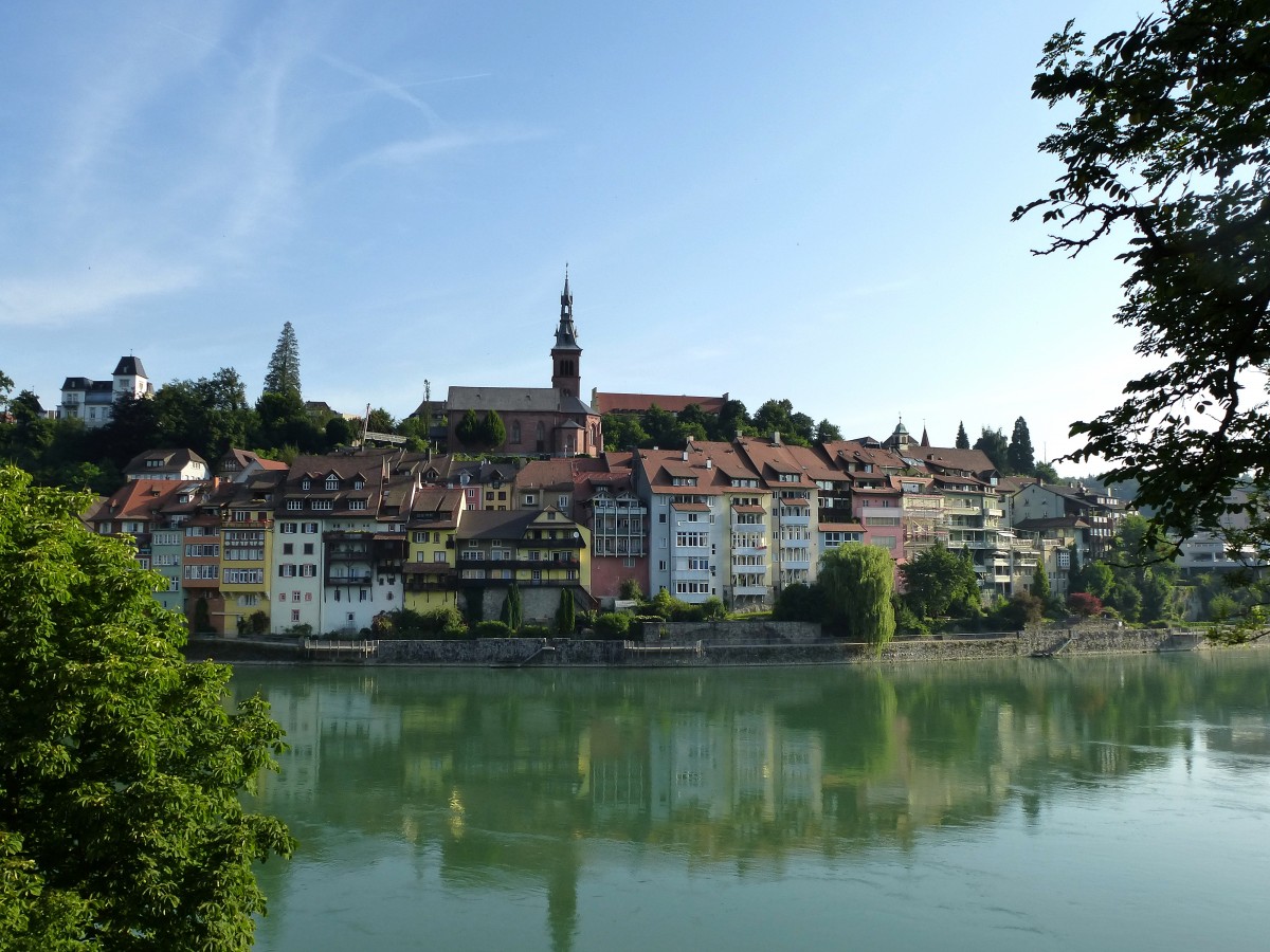 Laufenburg im Kanton Aargau, Blick vom Schweizer Rheinufer auf den gleichnamigen Stadtteil auf deutscher Seite, Juli 2015