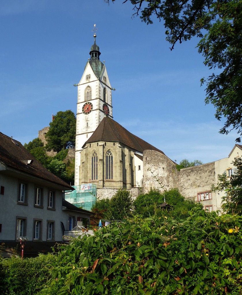 Laufenburg, die katholische Pfarrkirche  Johannis der Tufer , die gotische Stadtkirche stammt von 1479, Juli 2015
