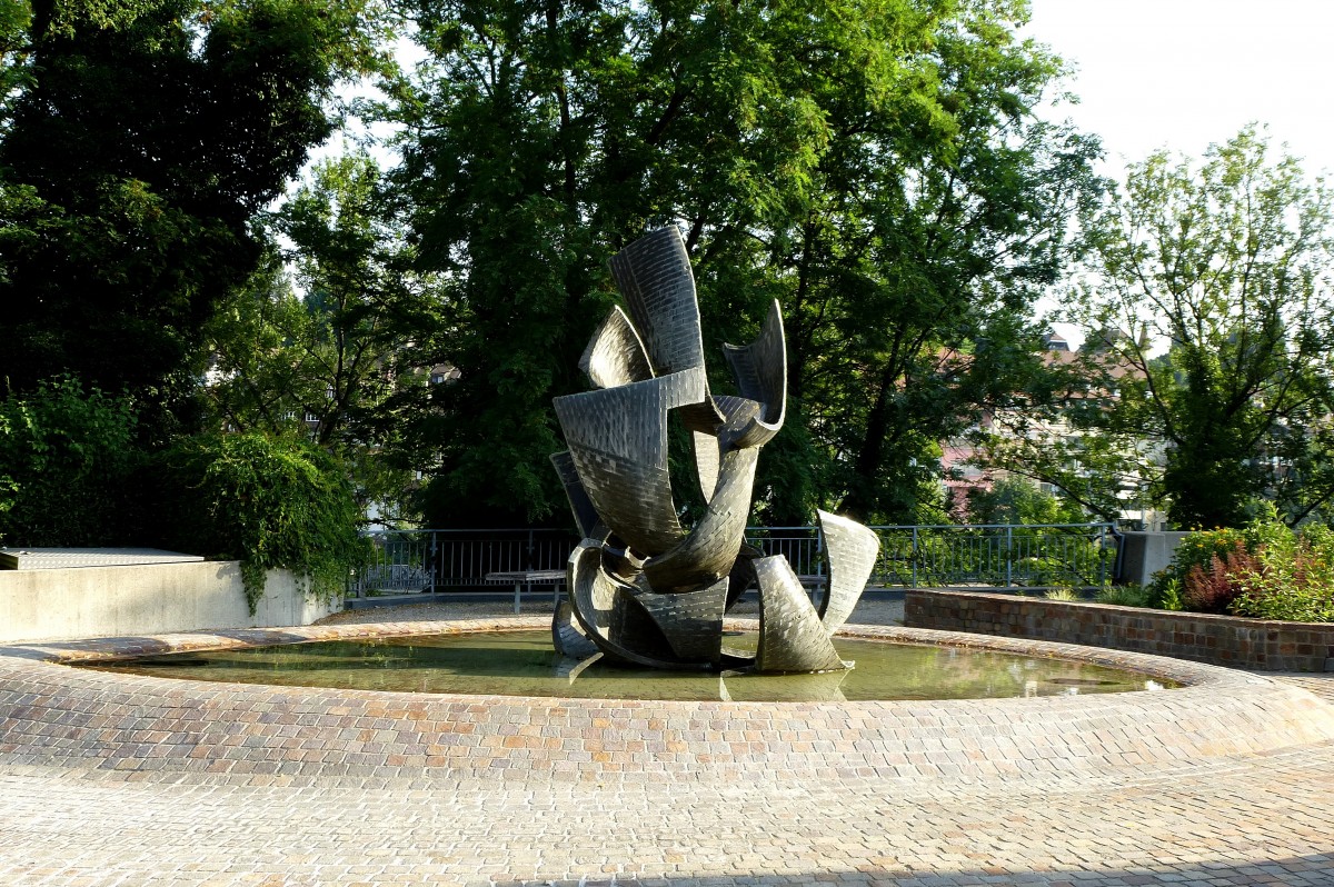 Laufenburg, moderne Brunnenanlage am Rheinufer, Juli 2015