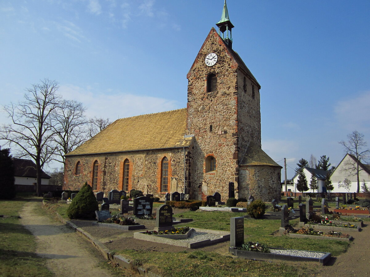 Lauig-Authausen, evangelische St. Maria Magdalena Kirche, sptromanische Chorturmkirche, erbaut im 13. Jahrhundert (18.03.2012)