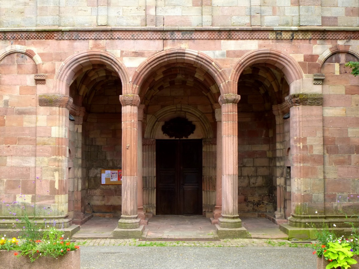 Lautenbach, die Eingangshalle von 1145-55 erbaut, gehrt zu den Kostbarkeiten der romanisch elsischen Sakralarchitektur, Aug.2013