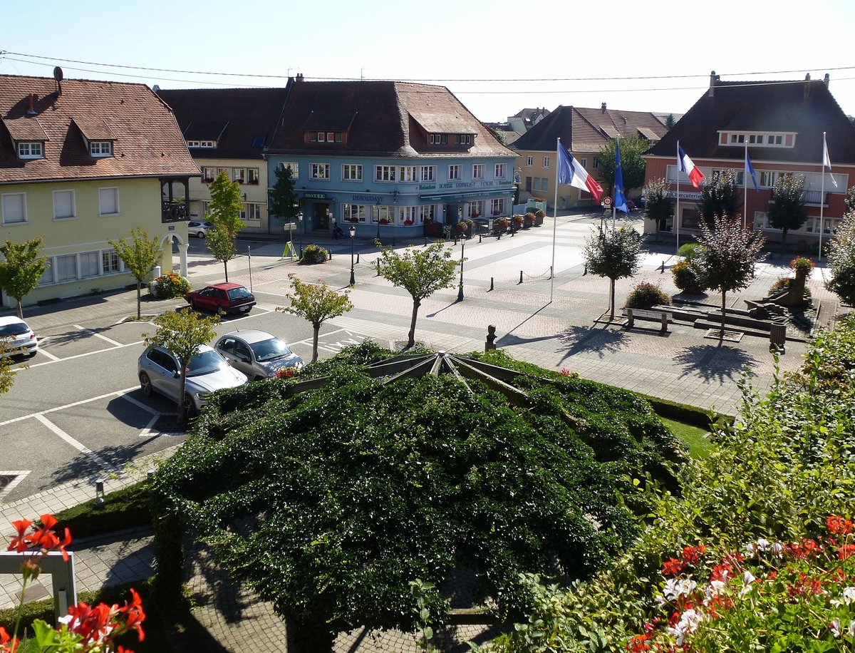 Lauterburg (Lauterbourg), Blick vom Kirchplatz der Dreifaltigkeitskirche auf den Hauptplatz im Ortszentrum, Sept.2017