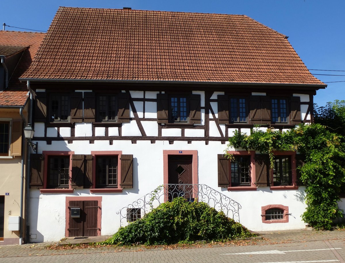 Lauterburg (Lauterbourg), Fachwerkhaus am Kirchplatz, Sept.2017