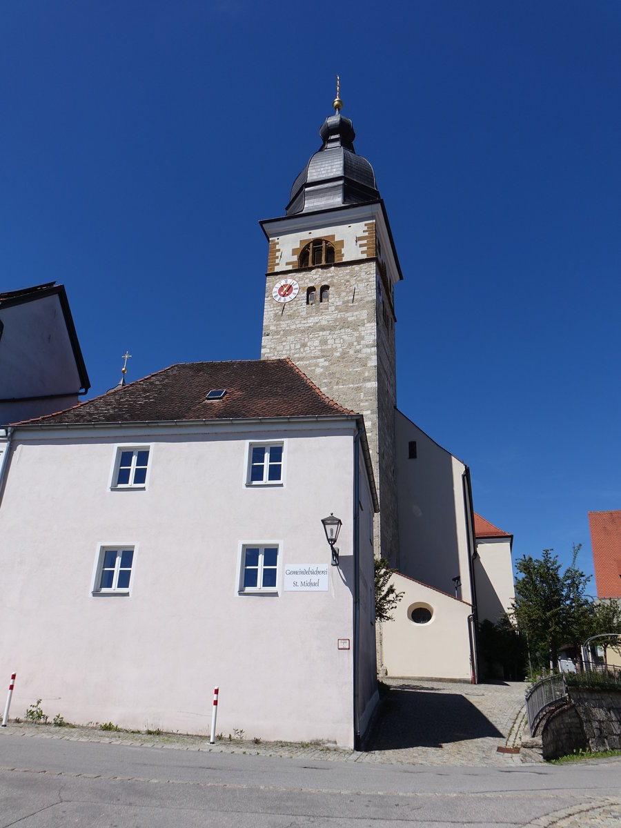 Lauterhofen, Katholische Pfarrkirche St. Michael, Wandpfeilerbau mit Querhaus, erbaut von 1699 bis 1701 durch Martin Funk, 1919 Erweiterung nach Westen um Querhaus und Chor (11.06.2017)