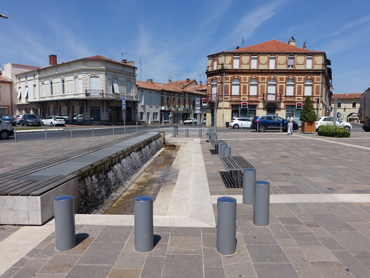 Lavaur, moderner Brunnen und Huser am Place Vialas (30.07.2018)