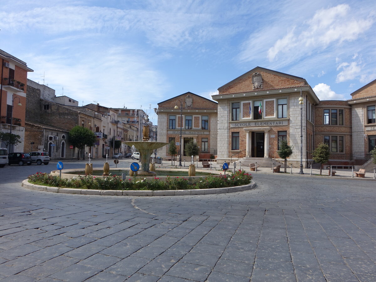 Lavello, Brunnen und Scuole Piazza Matteotti am Corso Umberto I. (30.09.2022)