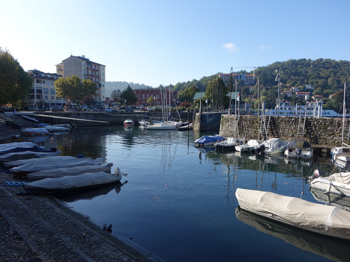 Laveno, Ausblick auf den Porto di Laveno am Lago Maggiore (07.10.2019)