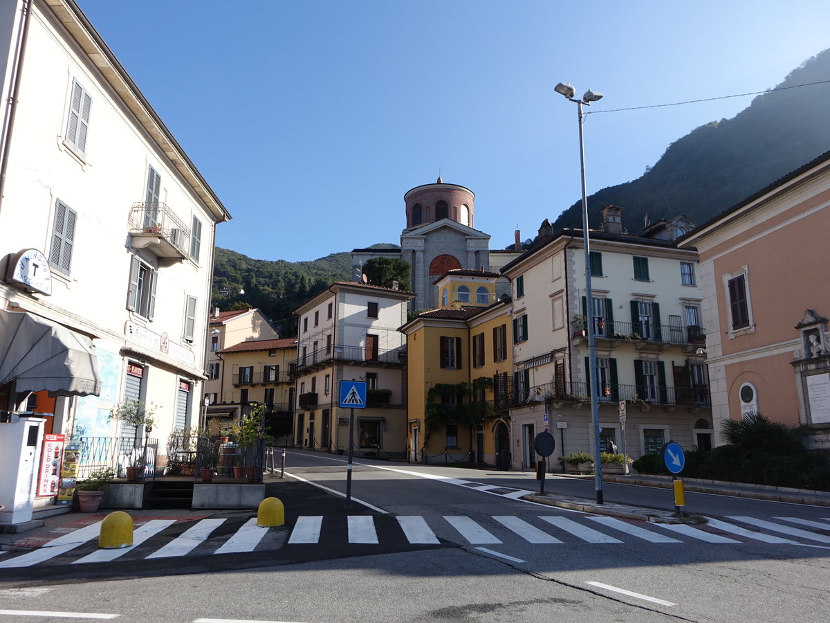 Laveno, St. Ambrogio Kirche und Huser in der Via Don Carlo Tinelli (07.10.2019)