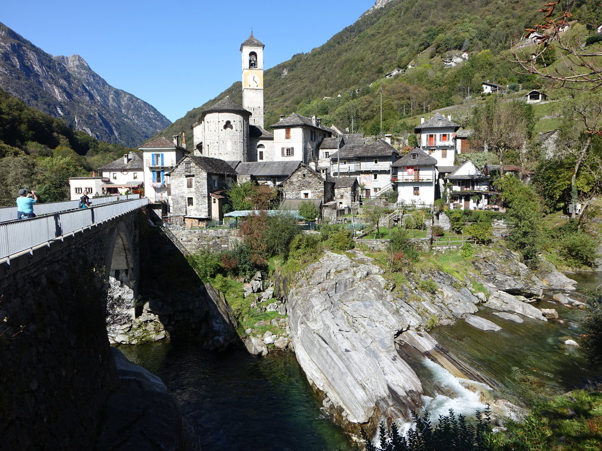 Lavertezzo, Ausblick auf den Ortskern mit der Pfarrkirche Santa Maria degli Angel (07.10.2019)