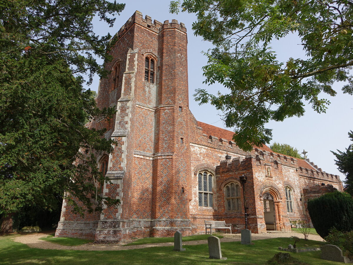 Layer Marney, Pfarrkirche St. Mary, erbaut 1523 aus rotem Backstein (06.09.2023)