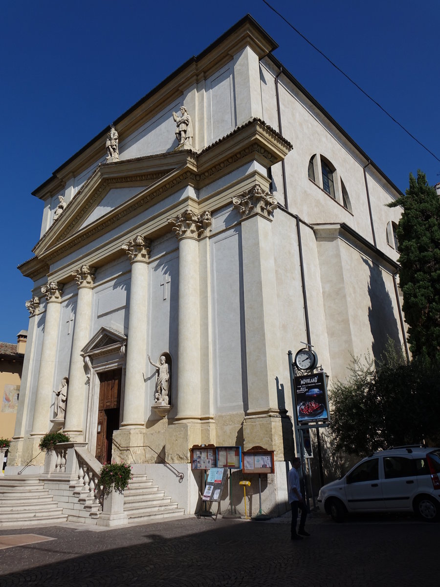 Lazise, Kirche St. Zeno e Martino, erbaut Ende des 18. Jahrhundert durch Architekt +
Luigi Trezza, Statuen an der Fassade von A. Spiazzi (07.10.2016)