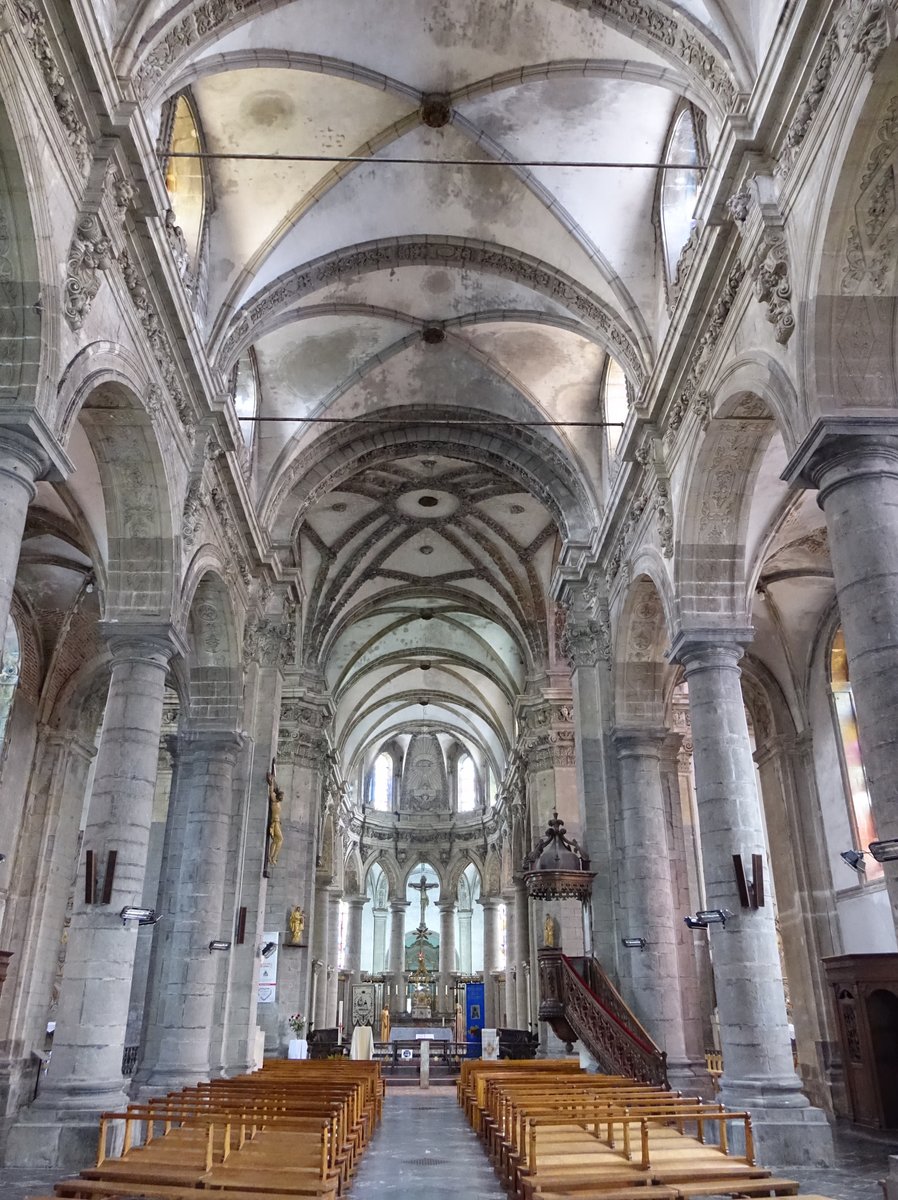 Le Cateau-Cambrsis, Mittelschiff der St. Martin Kirche (16.05.2016)