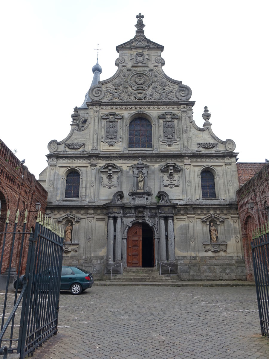 Le Cateau-Cambrsis, St. Martin Kirche, erbaut von 1634 bis 1635, Fassade mit Skulpturen von Jaspard Marsy (16.05.2016)