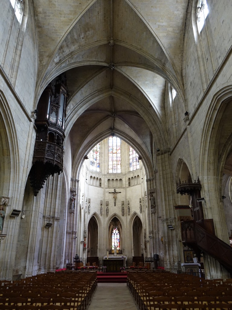 Le Ferte-Bernard, Mittelschiff und Chor der Kirche Notre-Dame-des-Marais (17.07.2015)