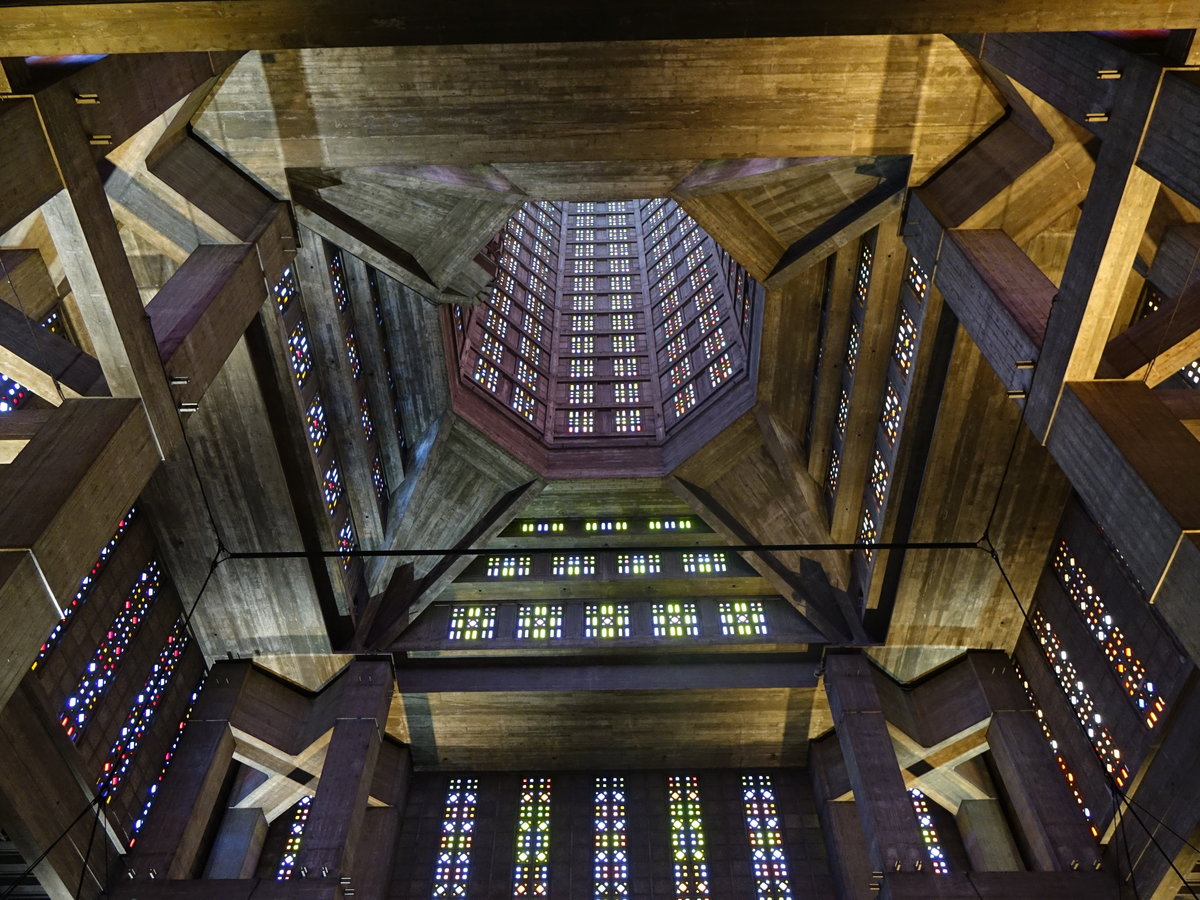 Le Havre, Blick in den Turm der St. Joseph Kirche (14.07.2016)