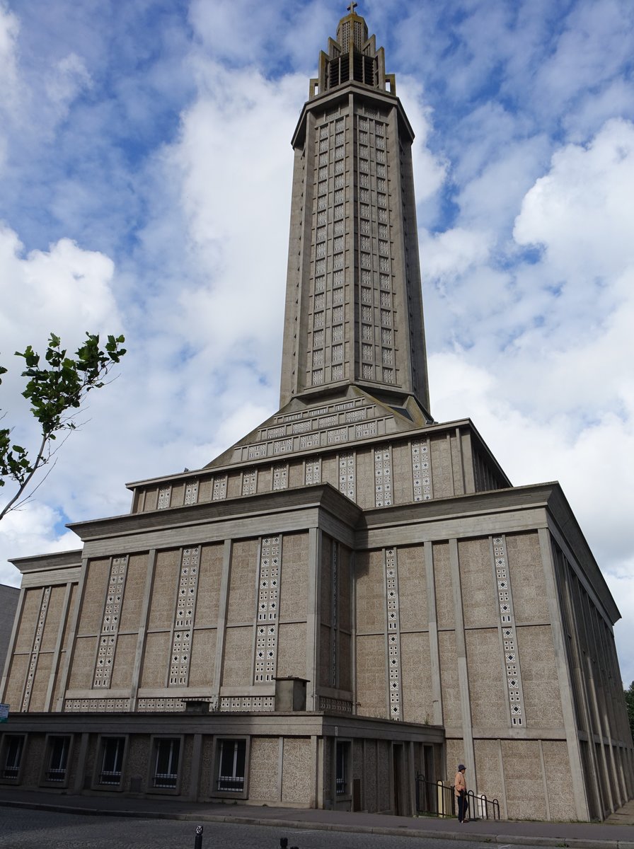 Le Havre, St. Joseph Kirche, erbaut von 1951 bis 1957 durch den Architekten Auguste Perret, neoklassizistischen quadratischen Saalbau, 107 Meter Laternenturm (14.07.2016)