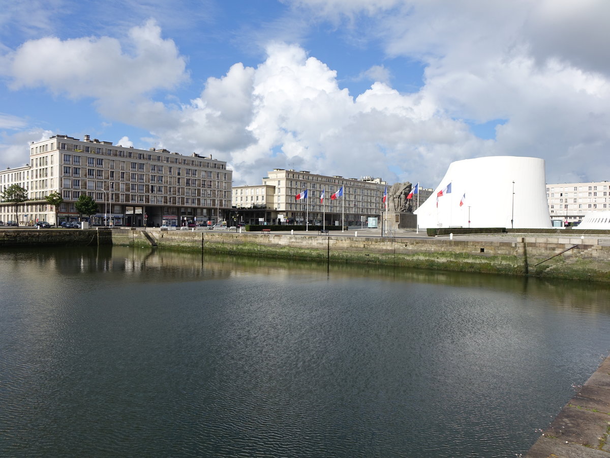 Le Havre, Theater Les Halles mit Weltkriegsdenkmal am Quai George V. am Bassin Commerce (14.07.2016)