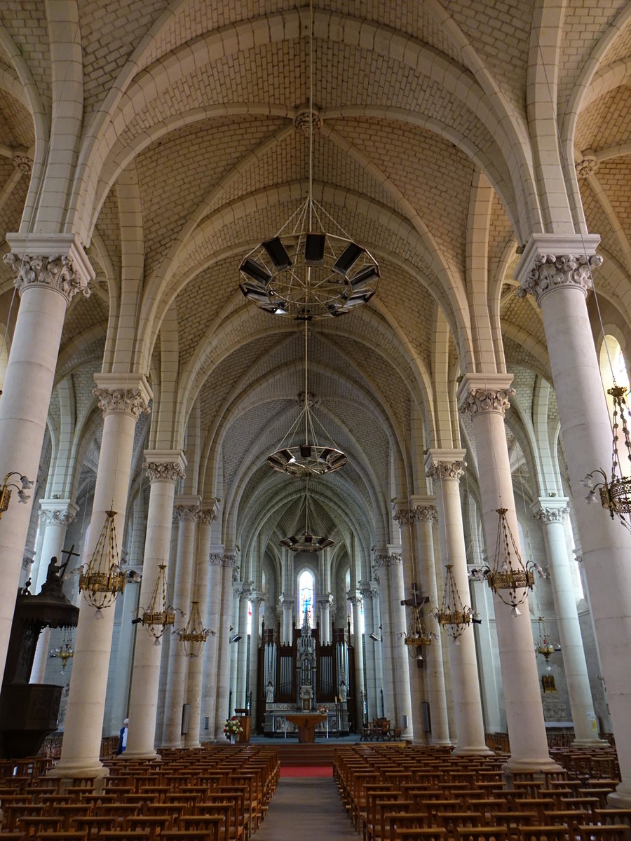 Le Loroux-Bottereau, neugotischer Innenraum der Kirche St. Johannes (12.07.2017)