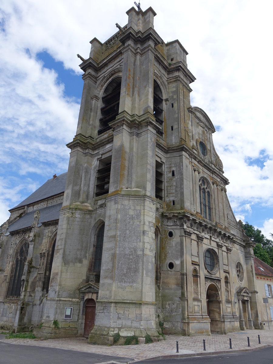 Le Mesnil-Aubry, Kirche Notre-Dame, erbaut im 16. Jahrhundert (16.07.2016)
