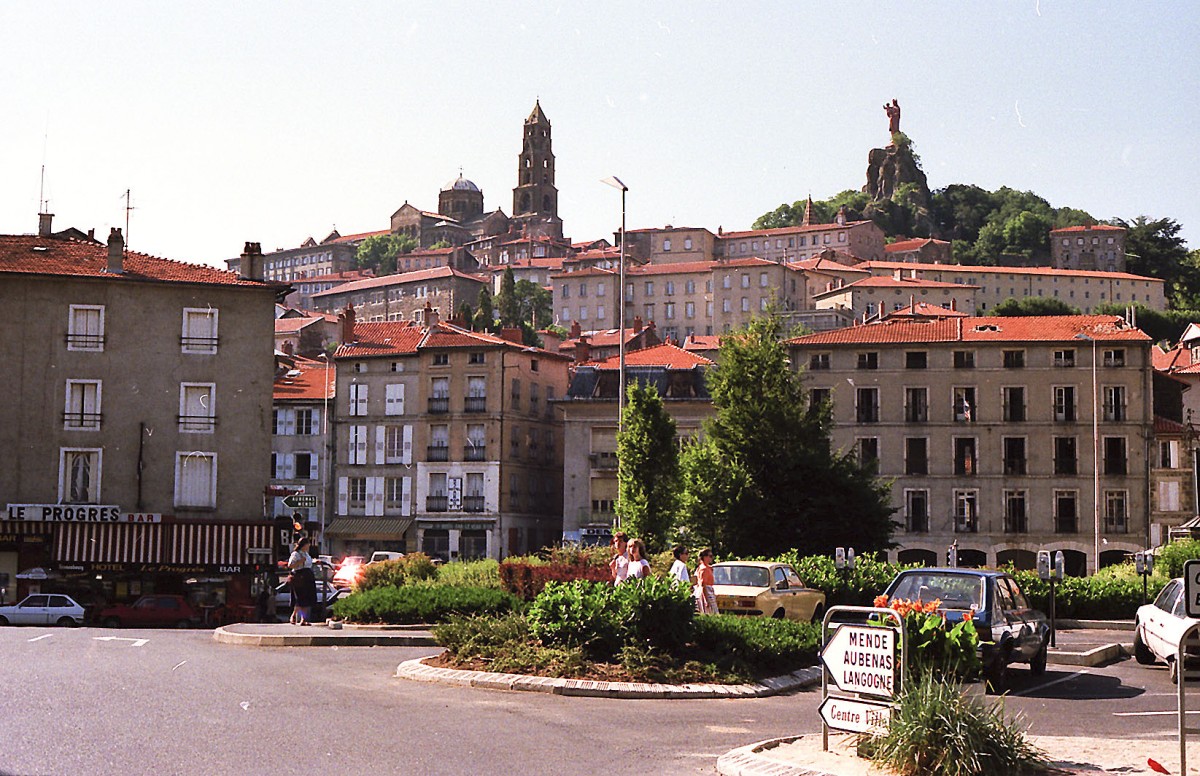 Le Puy-en-Velay mit der Saint Michel Kirche und der Marienstatue auf dem Rocher Corneille. Aufnahme: Juli 1986 (digitalisiertes Negativfoto).