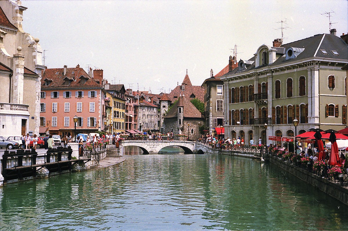 Le Thiou in Annecy in Haute-Savoie. Aufnahme: Juli 1986 (digitalisiertes Negativfoto).