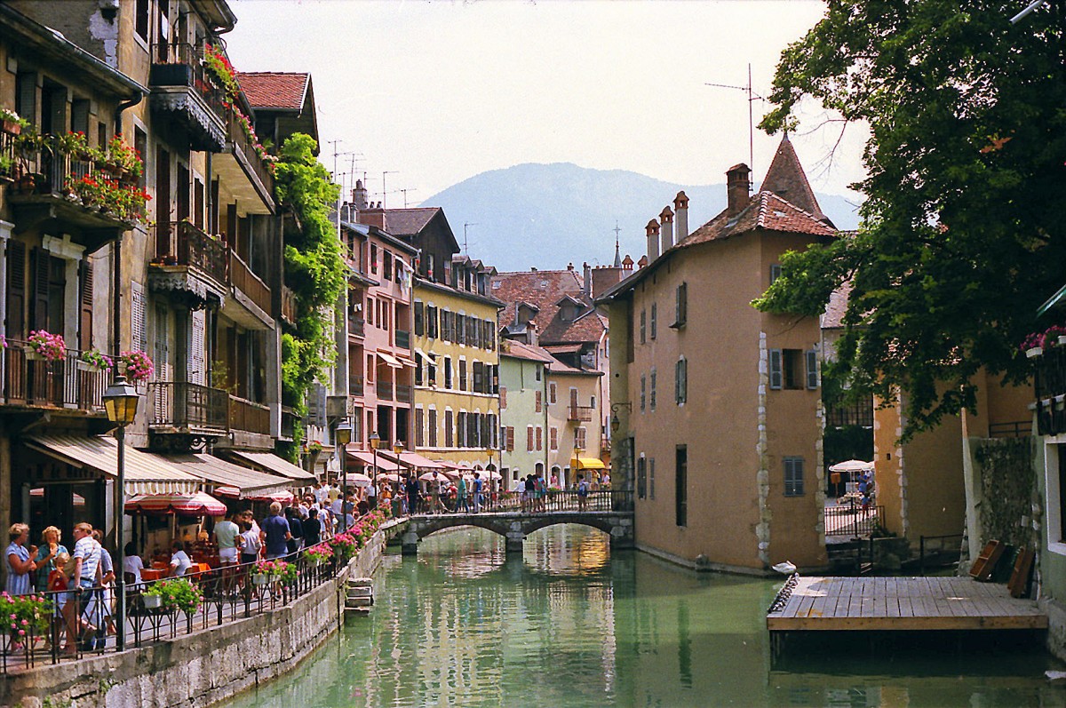 Le Thiou in Annecy in Haute-Savoie. Aufnahme: Juli 1986 (digitalisiertes Negativfoto).
