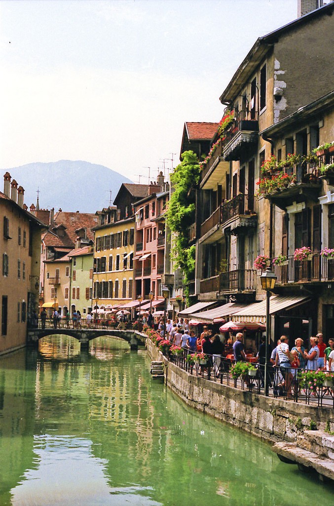 Le Thiou in Annecy in Haute-Savoie. Aufnahme: Juli 1986 (digitalisiertes Negativfoto).