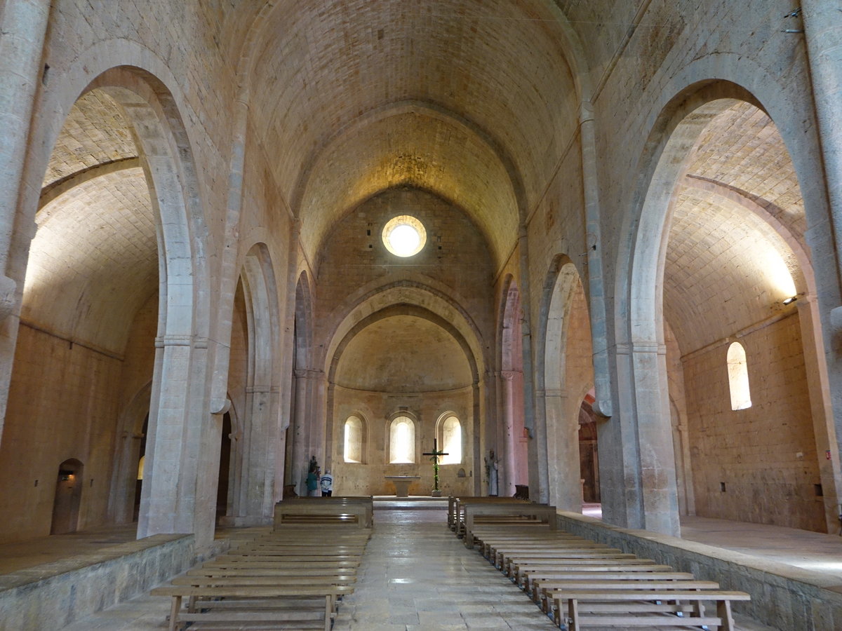 Le Thoronet, Innenraum der Abteikirche, erbaut im 12. Jahrhundert (27.09.2017)