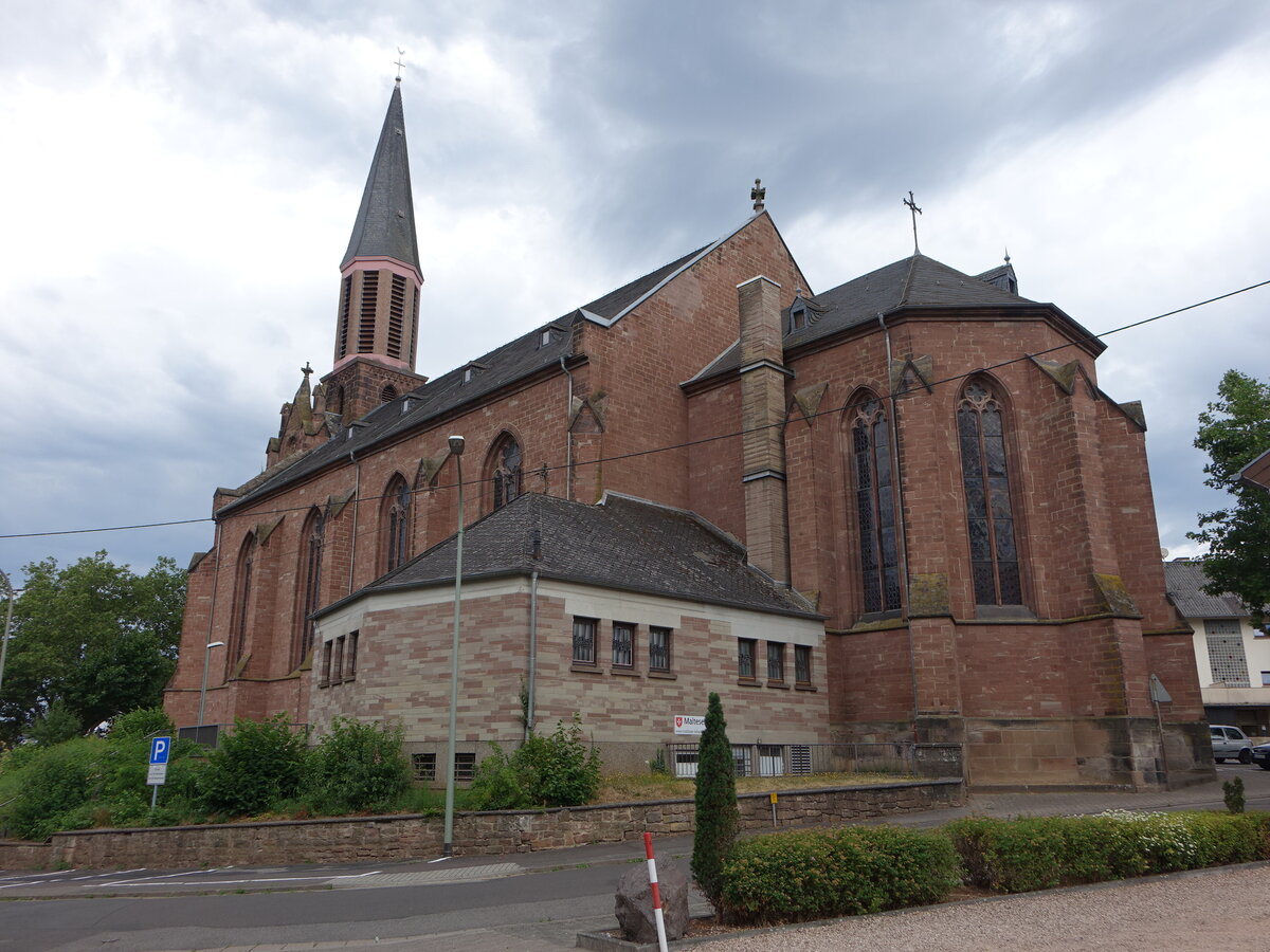 Lebach, neugotische Pfarrkirche Hl. Dreifaltigkeit, erbaut von 1881 bis 1883 durch Carl Friedrich Mller (15.07.2023)