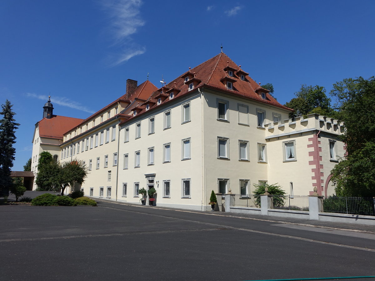 Lebenhan, Schloss Lwenhain, seit 1919 Ausbau zu einem Kloster und Schule (08.07.2018)