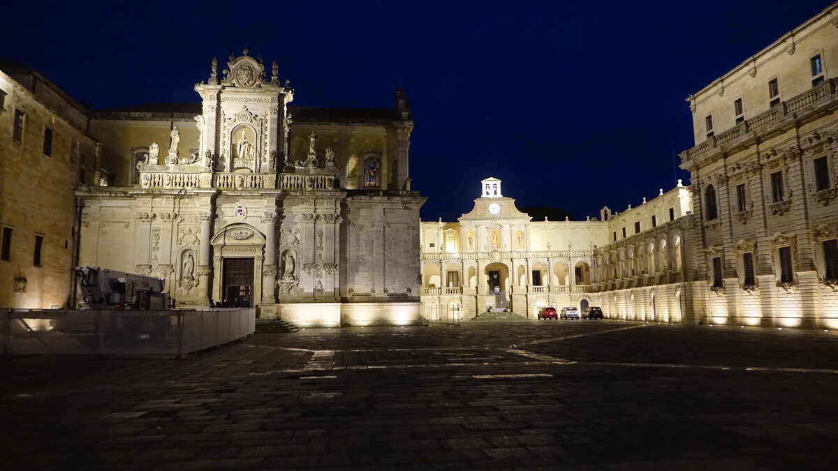 Lecce, abendlich beleuchteter Piazza del Duomo (03.03.2023)