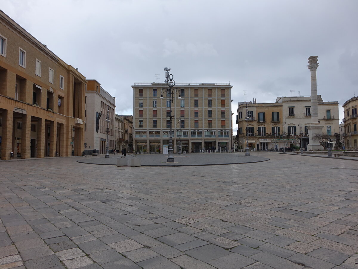 Lecce, Huser und Colonna an der Piazza Sant Oronzo (03.03.2023)