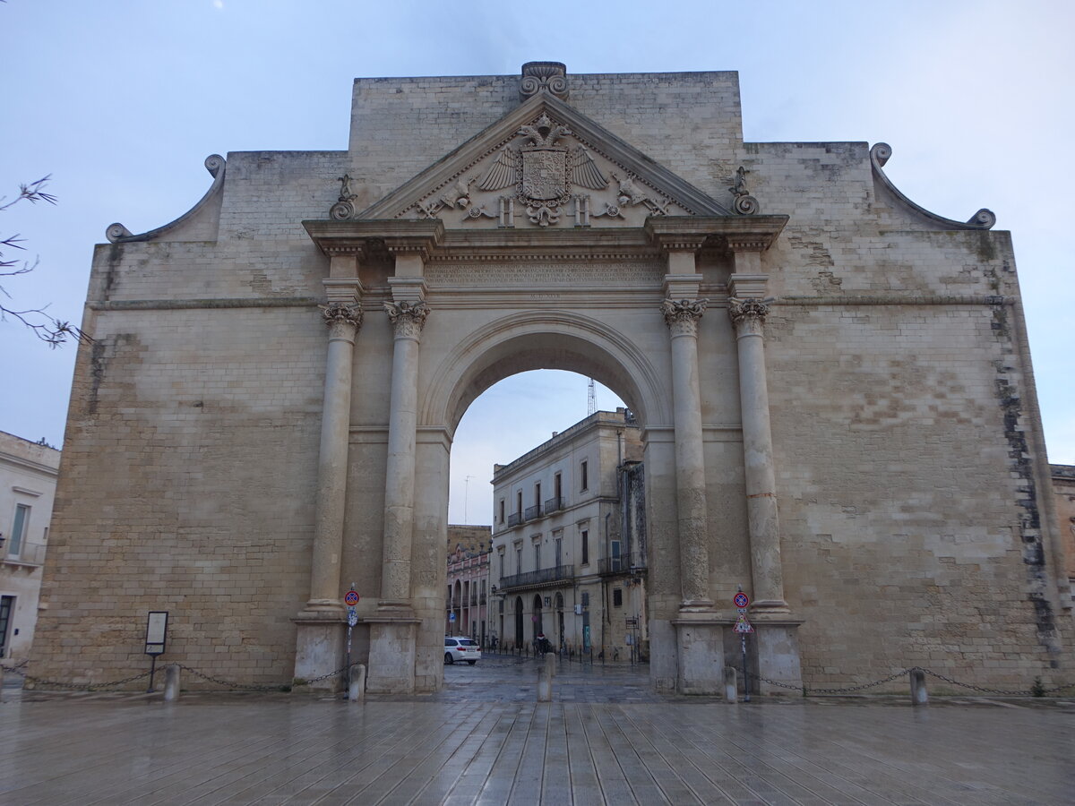 Lecce, Porta Napoli an der Piazza Angelo Rizzo, erbaut 1548 (03.03.2023)