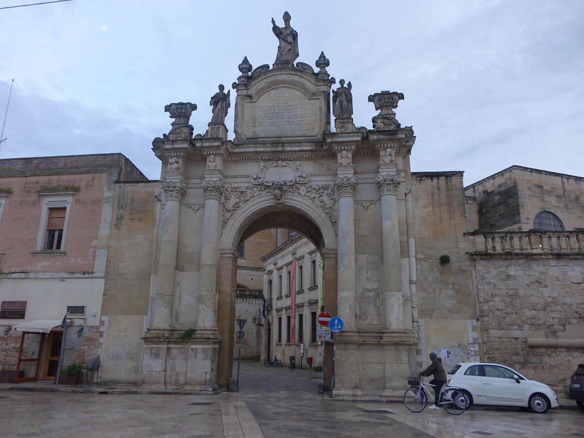 Lecce, Porta Ruidae in der Via Adua, erbaut 1703 (03.03.2023)