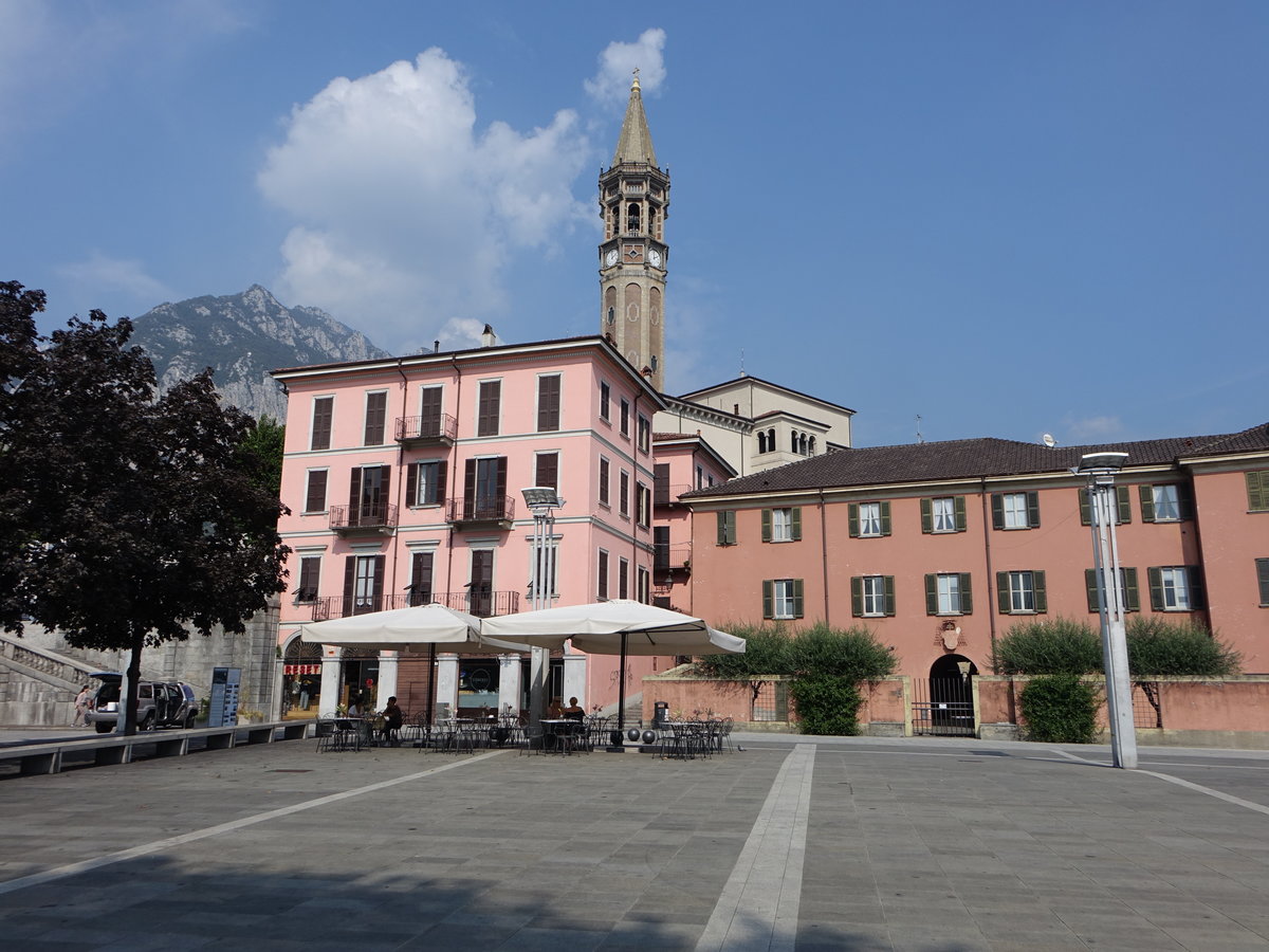 Lecco, Gebude und Kirchturm der Basilika San Nicolo an der Piazza Mario Cermenati (21.09.2018)