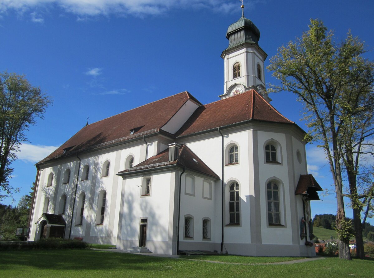 Lechbruck, Pfarrkirche Maria Heimsuchung, frhklassizistische Saalkirche von Joseph Anton Geisenhof, erbaut von 1786 bis 1788 (03.10.2012)