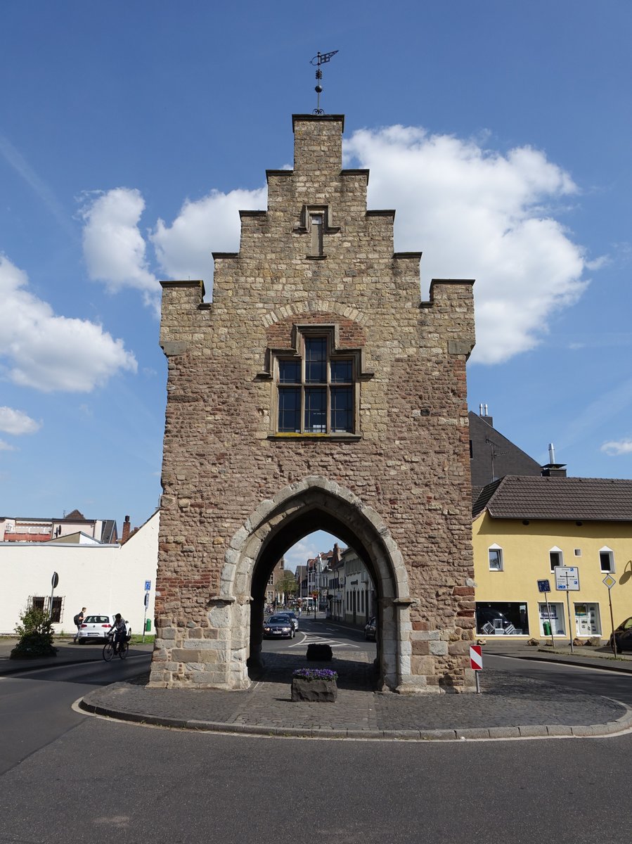 Lechenich, Herriger Tor, erbaut im 13. Jahrhundert, neugotisch umgestaltet 1862 durch den Klner Dombaumeister Zwirner (04.05.2016)