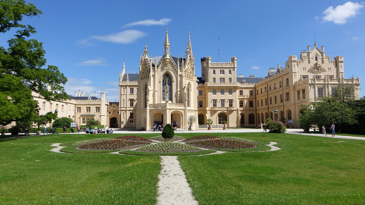 Lednice, Schloss Eisgrub, erbaut von 1846 bis 1858 im neugotischen Stil (31.05.2019)